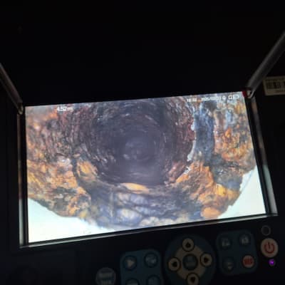 תצוגת מסך של מצלמה בתוך צינור חלוד