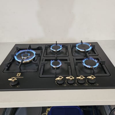 כיריים גז עם חמישה מבערים דולקים