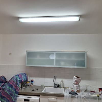 מטבח עם ציוד לצביעה, פחית צבע ומברשת