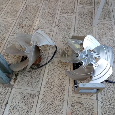 שני מאווררים של מזגן מונחים על רצפה