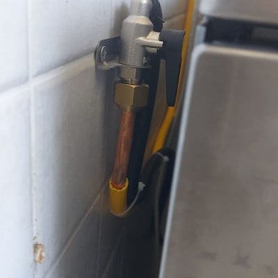 חיבור גז למכשיר במטבח עם צינור ונחושת