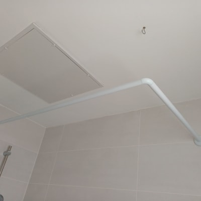 מוט תלייה לתקרה בחדר אמבטיה