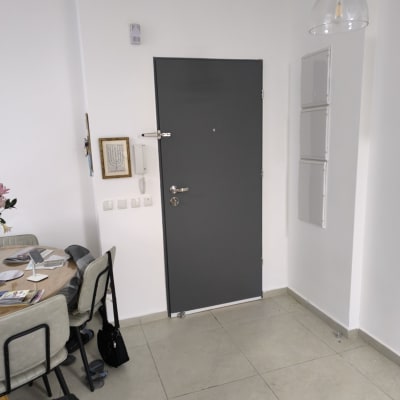 דלת אפורה עם ידית כסופה ומנעול