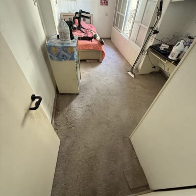 חומרי ניקוי וציוד על מיטה בחדר