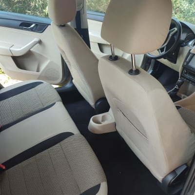 מושבי רכב נקיים בצבע בז