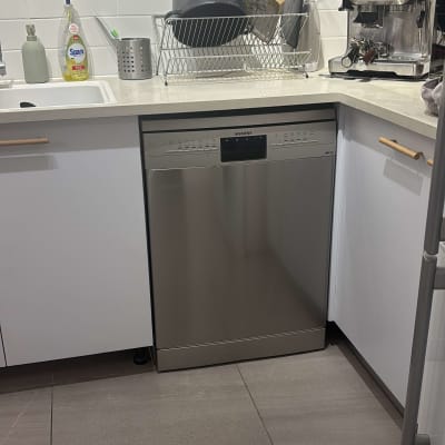 מדיח כלים במטבח עם כלים על השיש