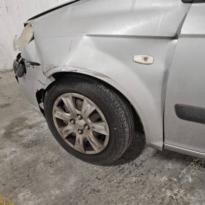 רכב עם פגוש קדמי פגום בחניון