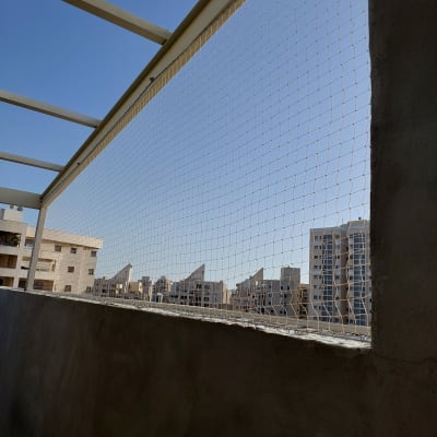 רשת מתוחה למניעת כניסת יונים במרפסת