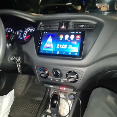 מערכת מולטימדיה ברכב עם מסך מגע ותצוגת שעון