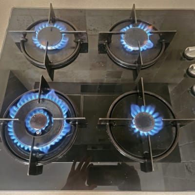 כיריים גז עם ארבעה מבערים דולקים