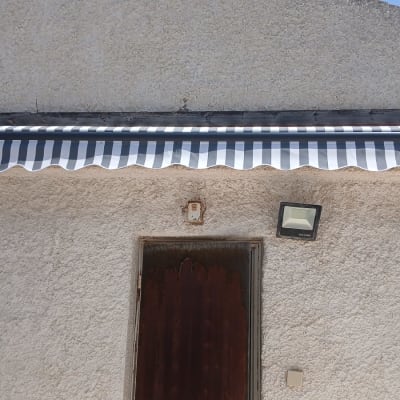 סוכך מפוספס מותקן על קיר חיצוני