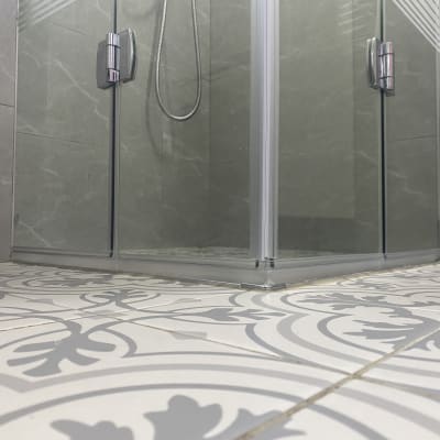 מקלחון זכוכית עם רצפת אריחים מעוצבת