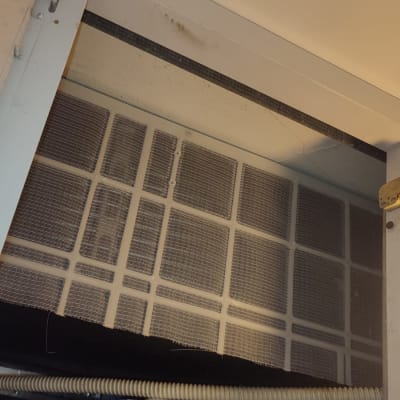 מסנן אוויר ומוצרים מתחת למזגן