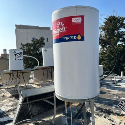 דוד שמש לבן עם צינורות על גג