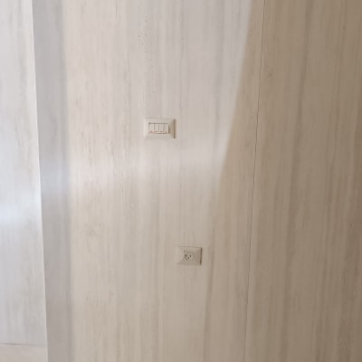 קיר עם מתג ושקע חשמל