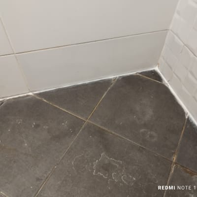 פינת חדר אמבטיה עם אריחים ורובה