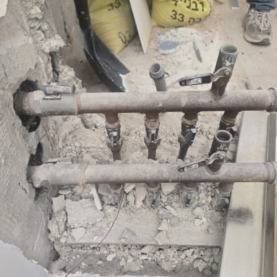 צנרת חשופה עם ברזים באתר בנייה