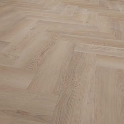 רצפת פרקט עץ בהירה עם דוגמת פישבון