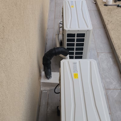 שתי יחידות חיצוניות של מזגן מותקנות על גג