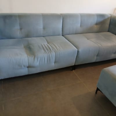 ספה כחולה עם כתמים על הרצפה