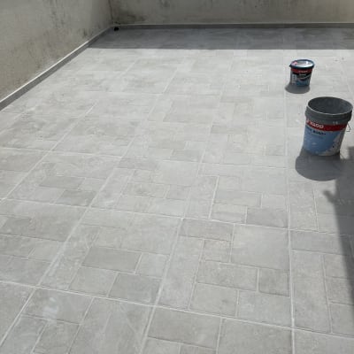 מרפסת עם אריחים חדשים ודליים לשיפוץ