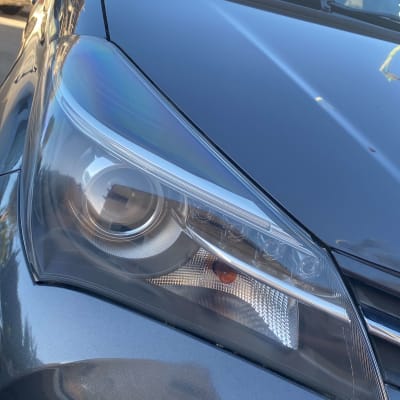 פנס קדמי של רכב עם גוף מתכת אפור