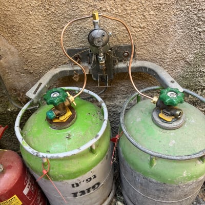 שני בלוני גז ירוקים עם וסתים וצינורות נחושת