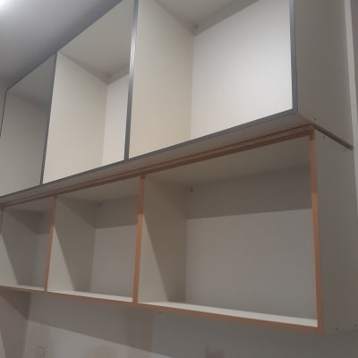 ארונות מטבח ריקים מוכנים לניקוי