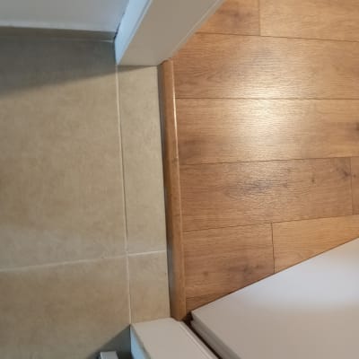 חיבור בין פרקט עץ לרצפת אריחים