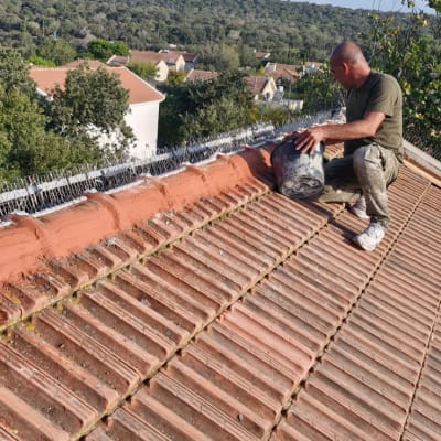 אדם עובד על גג עם חומרי איטום