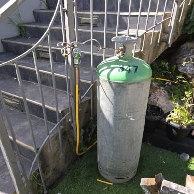 בלון גז עם וסת צמוד למעקה מתכת