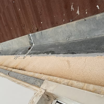 איטום גג עם חומר איטום אפור לאורך התפרים