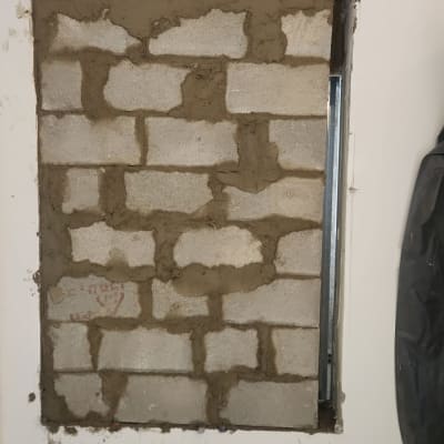 קיר בלוקים בבנייה עם טיח טרי