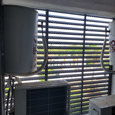 רשת מתכת מותקנת למניעת כניסת יונים