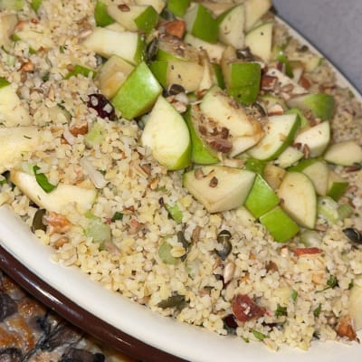 סלט בורגול עם תפוחים ירוקים ואגוזים