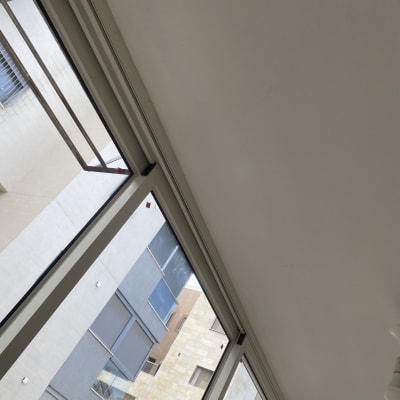 חלון זכוכית עם מסגרת מתכתית