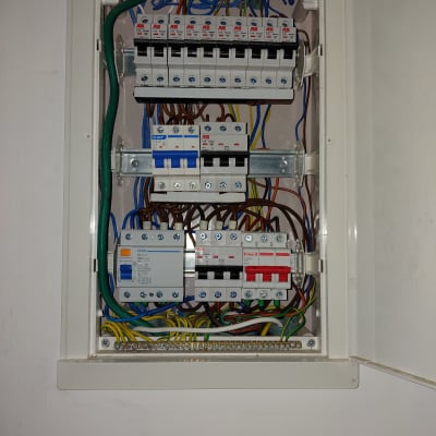 לוח חשמל עם חוטים ומפסקים שונים