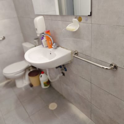 כיור עם ברז, סבון נוזלי ומתקן אחיזה