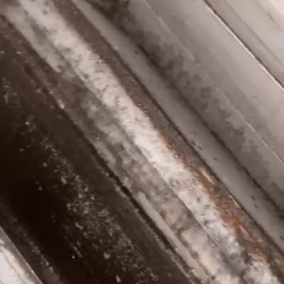 תמונה של חלק פנימי של מזגן עם לכלוך ואבק