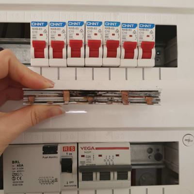 לוח חשמל עם מפסקים ומוליכים חשמליים