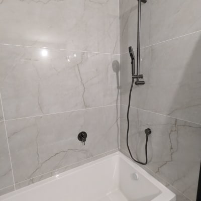 אמבטיה חדשה עם אריחים וברז מודרני