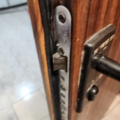 מנעול דלת עץ עם ידית מתכת