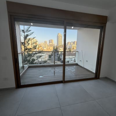 מרפסת עם רצפה נקייה ונוף עירוני
