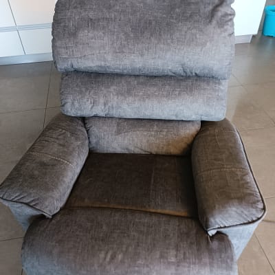 כורסה אפורה עם דלי כחול ברקע