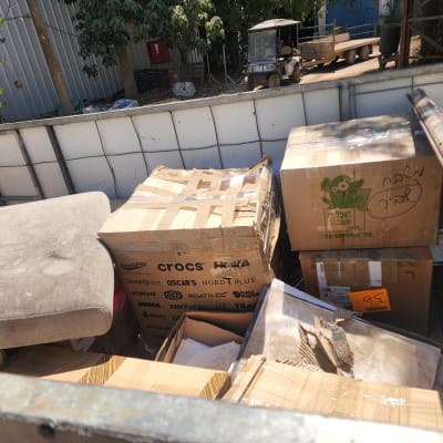 ארגזים וקרטונים במשאית, חלק מתהליך מעבר דירה
