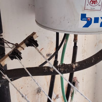 צינורות ומיכל עם לכלוך, עבודה בתחום הניקיון