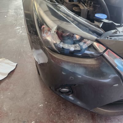 חזית רכב עם מכסה מנוע פתוח, פנס קדמי גלוי