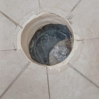 חור ברצפת קרמיקה עם תיקון מסביב