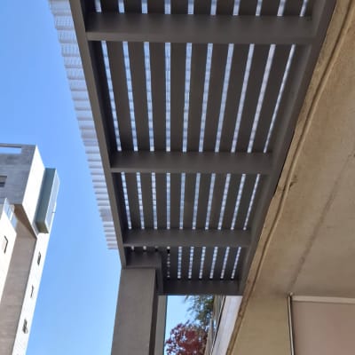 פרגולה מאלומיניום עם קורות אופקיות