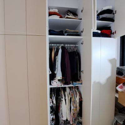 ארון בגדים פתוח עם מדפים ותלייה מסודרת